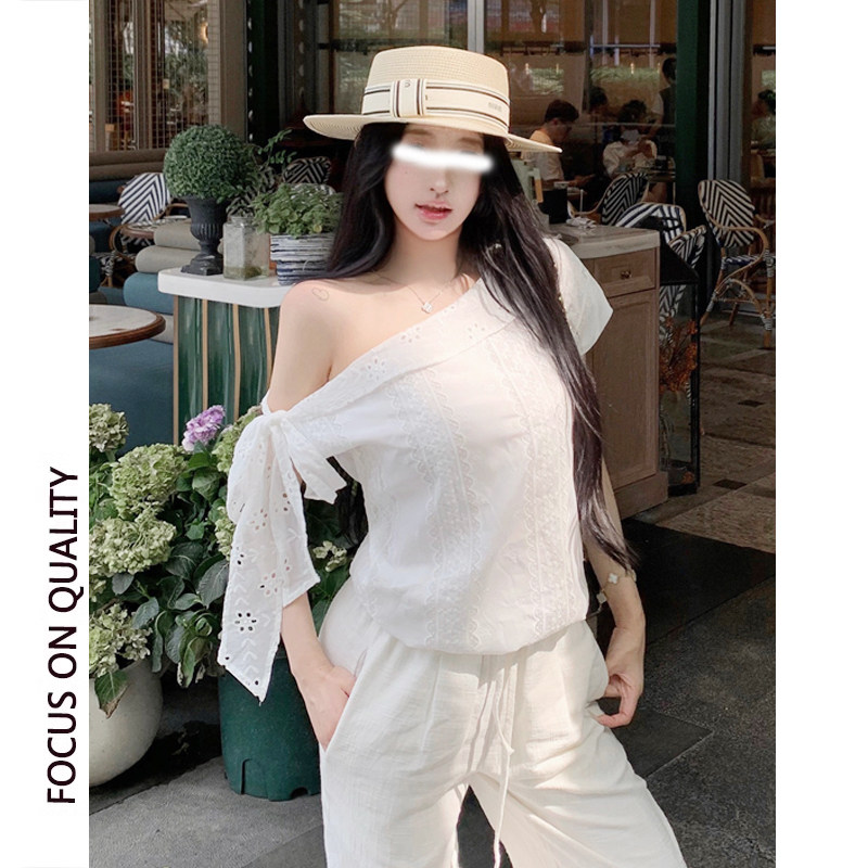 设计感短袖t恤女夏季2025新款法式修身绣花料拼接露肩纯欲风上衣