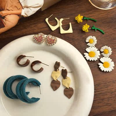 Mi Han personalized, trendy and fashionable earrings to thank both new and old customers. Small and simple Korean-style accessories are not eligible for discounts for women