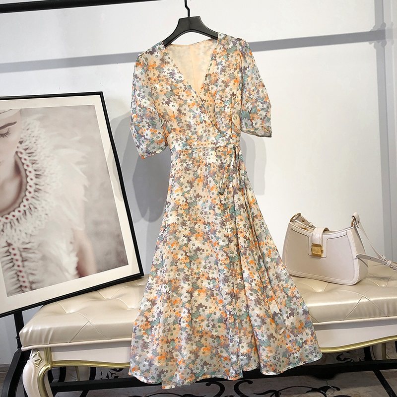 MRMW2022 summer new French style one-piece lacing to collect waist and foreign dress female chicks Chamomile Flowers with Bubbly Sleeves Long Skirt