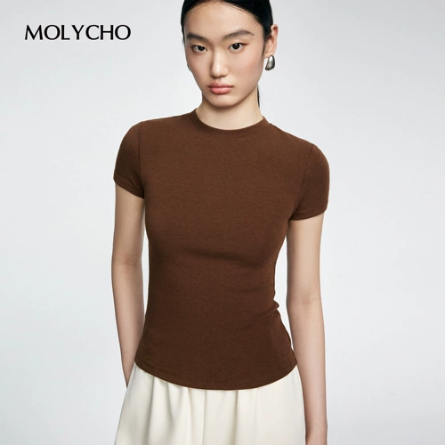 Белая приятная телу футболка с коротким рукавом, облегающий крой, в обтяжку