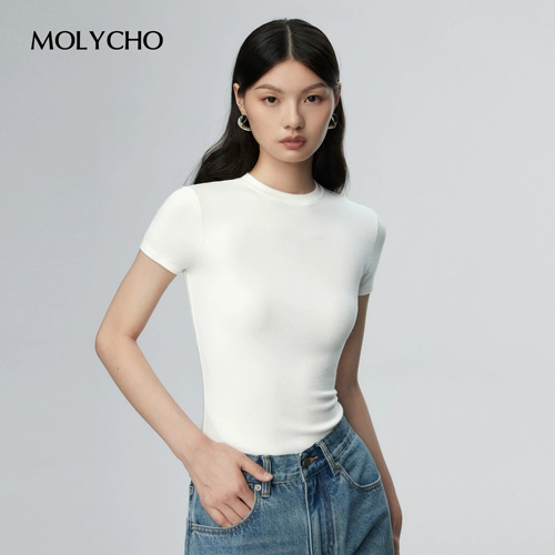 Белая приятная телу футболка с коротким рукавом, облегающий крой, в обтяжку