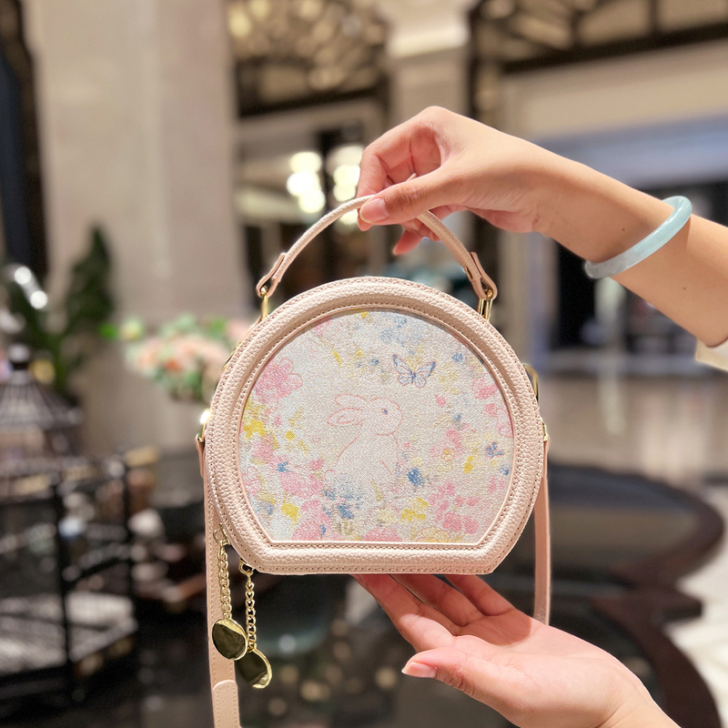 【Gong Yi】Intangible Cultural Heritage Master Song Jin Pink Small Round Bag 2026 Summer New Style High-End Fashionable Crossbody Bag for Women 【Gong Yi】Intangible Cultural Heritage Master Song Jin Pink Small Round Bag 2026 Summer New Style High-End Fashionable Crossbody Bag for Women