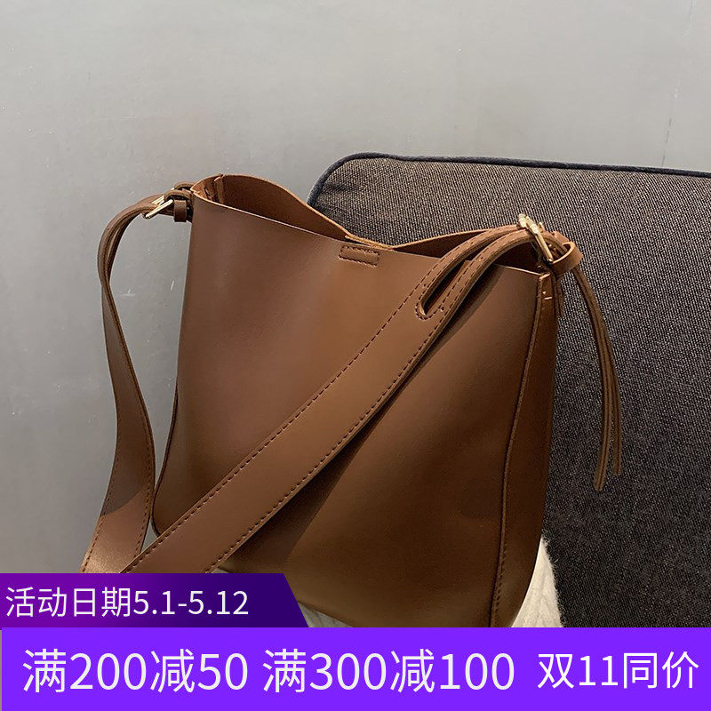South Korea Tide Cards BIG CAPACITY WOMEN WITH BIG CAPACITY WOMEN'S BAGS 2022 NEW 100 HITCH BROADBAND SLANTED SHOULDER BAG SINGLE SHOULDER BUCKET BAG