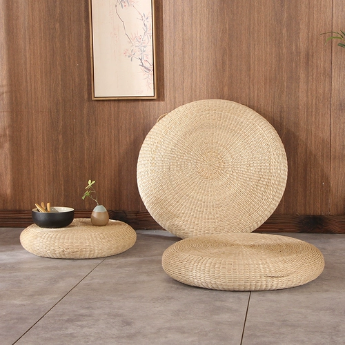 Семейная земля в стиле японского стиля на пирсе с травой, поклоняющимися к медитации, подушка для медитации, подушка гостиной