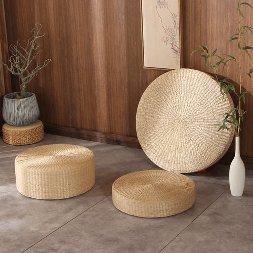 Японская стиль трава с травяной, подушка для пола на полу татами, поклонение подушкам Будды, на коленях подушка чай