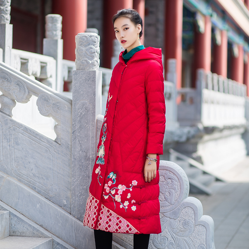 依唯风中国风民族风羽绒服女长款连帽刺绣花复古白鸭绒过膝中长款