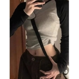 Бархатный приятный телу короткий лонгслив, футболка для отдыха, в обтяжку, по фигуре