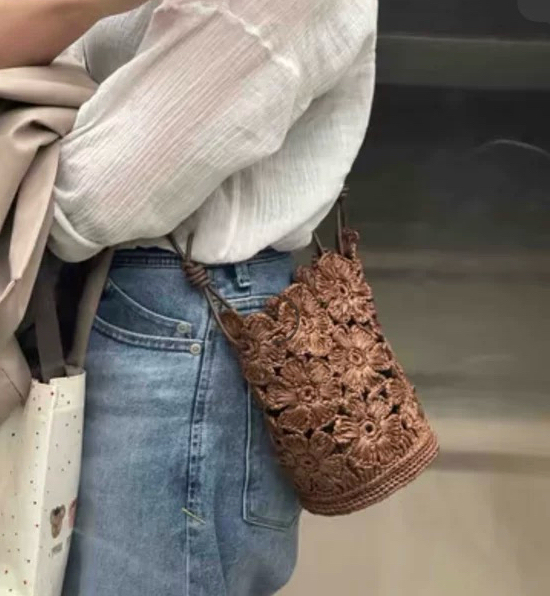 Finished Product: Handmade Crochet Raffia French-Style High-End Crossbody Flower Bag, Summer Outing Phone Bag, Coin Purse