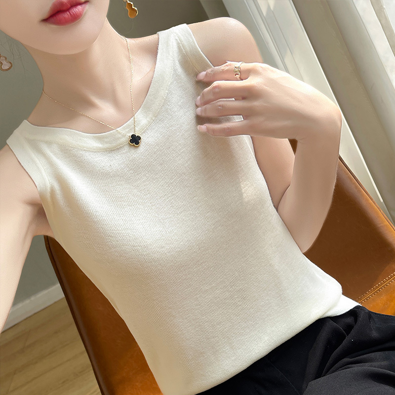 Fashionable and Stylish Summer Knitted Round-Neck Camisole for Women, Suitable for Pairing with Suits, Slim-Fit, Striped, Sleeveless Base Shirt