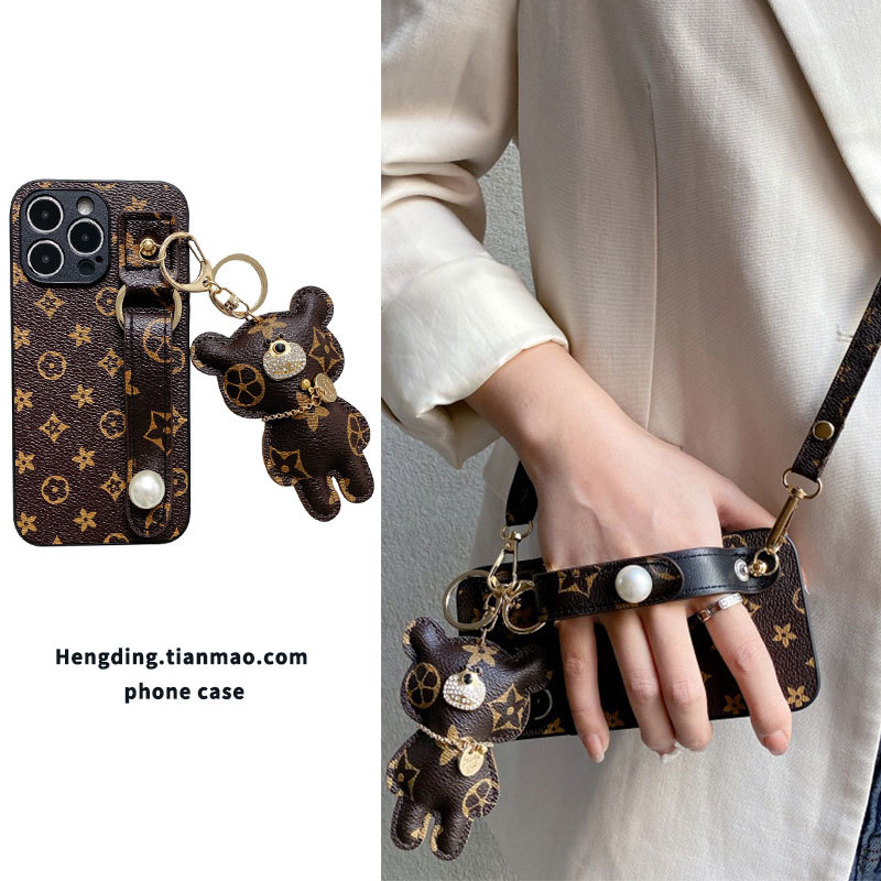 Luxury Trendy Brand Vintage Pattern Phone Case for iPhone 17/16/15/14 Pro, Air Pearl Wrist Strap, Leather Texture for iPhone 12/13, Strap-Style for iPhone 11, High-End Xr, XS Max, Bear Crossbody Strap Luxury Trendy Brand Vintage Pattern Phone Case for iPhone 17/16/15/14 Pro, Air Pearl Wrist Strap, Leather Texture for iPhone 12/13, Strap-Style for iPhone 11, High-End Xr, XS Max, Bear Crossbody Strap
