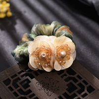 Кремового цвета