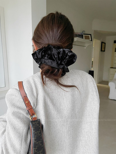 Black Velvet Scrunchie with Pressed Edges, Autumn and Winter Retro Korean Style, High-End Hair Tie, Simple Hair Accessory for Women
