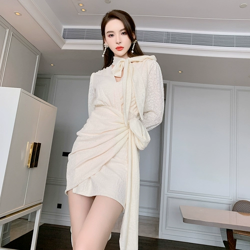 Небольшое дизайнерское платье, осенний лонгслив, мини-юбка, тренд сезона, городской стиль, V-образный вырез, с акцентом на бедрах