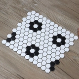 Черно -белая шестиугольная мозаичная кирпичная кирпичная кирпичная кирпич