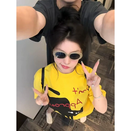 Желтая летняя футболка, в американском стиле, свободный крой