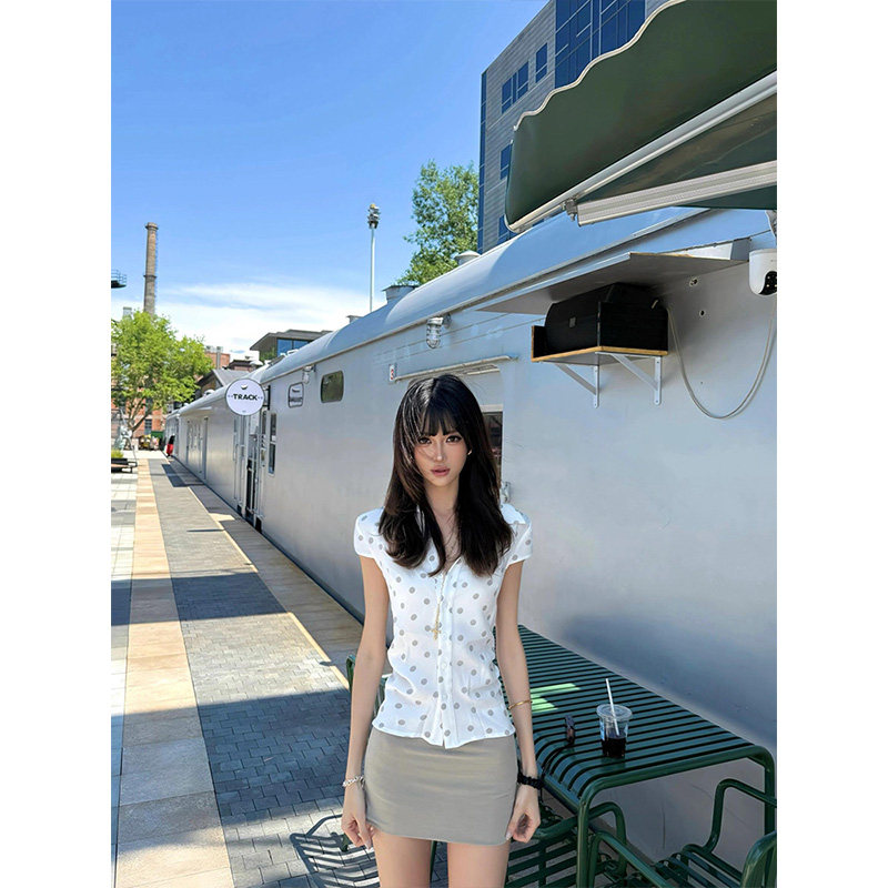 Korean style polka dot print short-sleeved shirt for women, new summer design, stylish and sexy, fitted waist, elegant and flat-shouldered.
