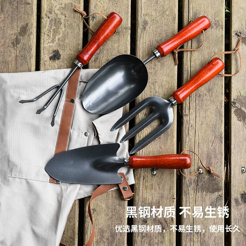 Садовые инструменты посадка цветов и цветов домохозяйственная горшка маленькая лопата на открытом воздухе на открытом воздухе.