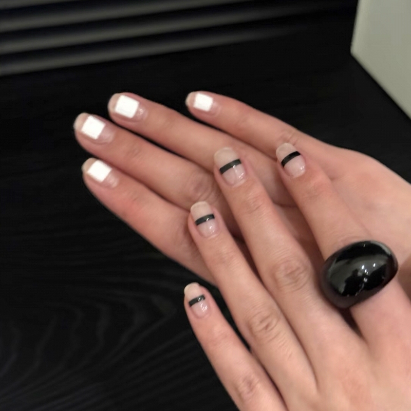 High-End Gender-Neutral Black and White Color-Blocking Line Art Nail Design, Unisex Style, Wearable Nail Pieces