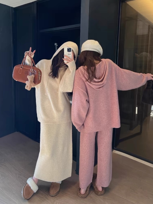 Um Lazy Style Wool Knit Suit Dress for Women, Autumn and Winter Loose Casual Hooded Sweater and Nine-Point Pants, Fashionable Two-Piece Set Um Lazy Style Wool Knit Suit Dress for Women, Autumn and Winter Loose Casual Hooded Sweater and Nine-Point Pants, Fashionable Two-Piece Set