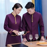 Официант рабочие услуги длинные -насыщенные осенние и зимние новые работники ресторана.