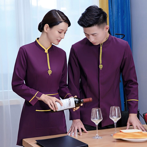 Официант рабочие услуги длинные -насыщенные осенние и зимние новые работники ресторана.