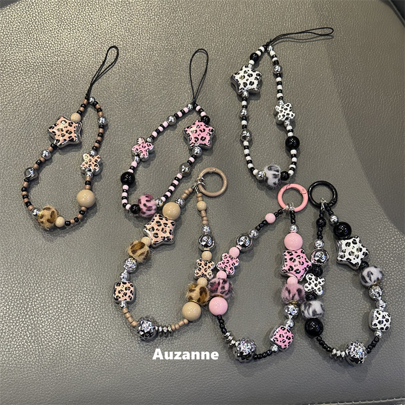 Black and white leopard print charms suitable for autumn and winter, including phone chains, car key charms, backpack pendants, and AirPods earphone case charms.