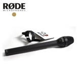 Роудс поехал на репортерном микрофоне, все указывает на динамический круг, чтобы взять интервью