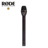 Роудс поехал на репортерном микрофоне, все указывает на динамический круг, чтобы взять интервью