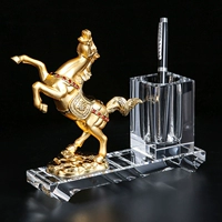 Лошадь до успешных держателей хрустальной ручки