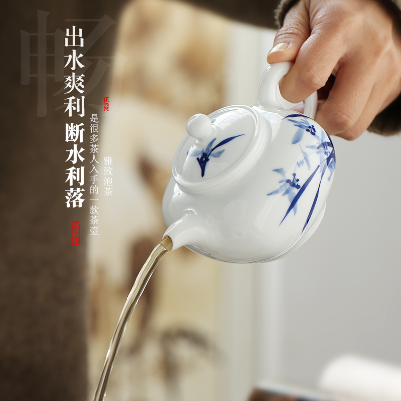 Jingdezhen up fire ceramic teapot filter which is hand - made kung fu tea set of blue and white porcelain tea, small single pot