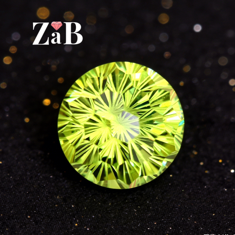 クリソベリル（アップルグリーン、高炭素、花火のような菊のカット）のリングに、ルースダイヤモンドのペンダントがセットされています。