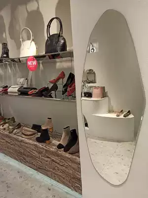 The Nordic waveform full-length designers full-length shaped clothing store full-length minimalist white wall-mounted decorative