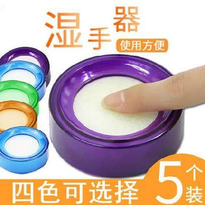 Training flip books on sponge fingers stained with water cylinder hands-on desktop to lit money notes wet handheld hands