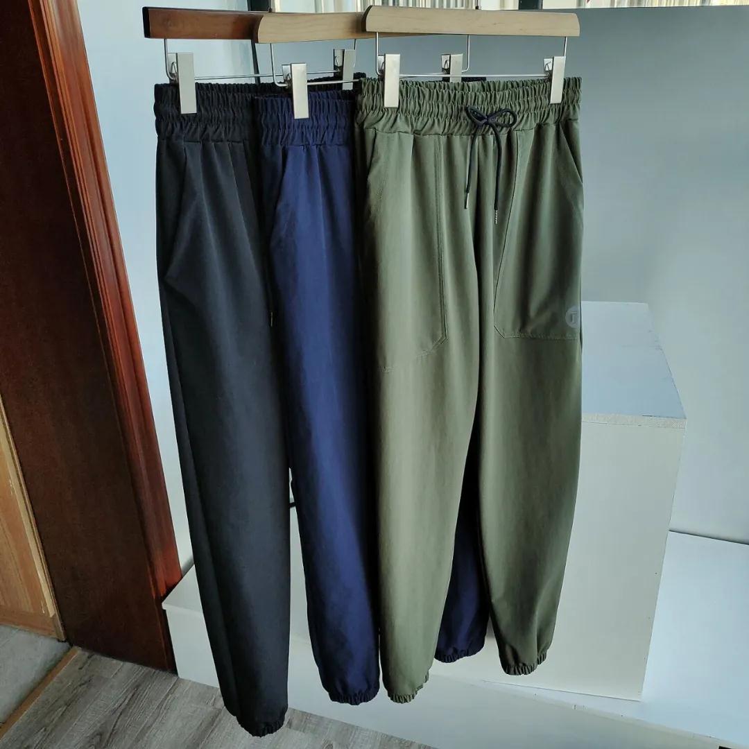 If you like sports, come to spring and summer. The new 3M reflective letter printed casual pants for men and women.