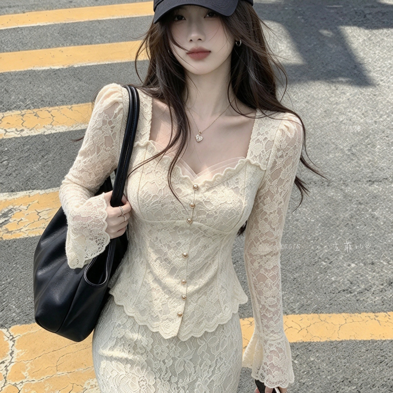 French Retro Square-Neck Lace Blouse for Women, 2026 Autumn New Style, Bell Sleeves, Slim Fit, Short, Light Luxury, High-End Feel Top