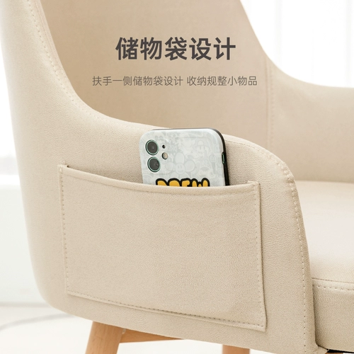 Компьютер и стулья предоставляют комфорт для девушки спальня для макияжа для макияжа общежития Студенты колледжа.