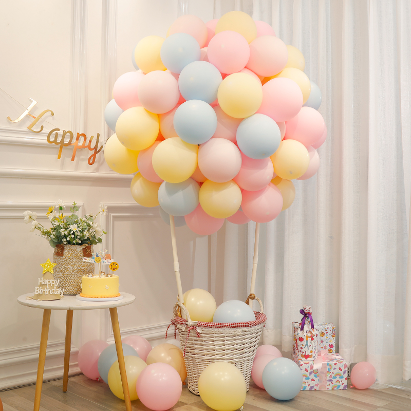 熱気球のクマが浮かぶ子供女の子赤ちゃんの最初の誕生日シーンレイアウト装飾セレモニーセンスシンプル