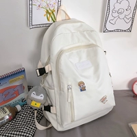 Белый плохой мужчина и птица висят