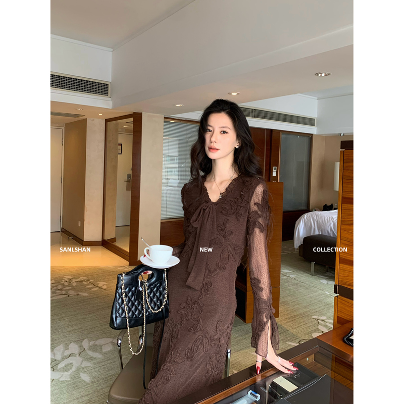 Zhang Qingqing_Deep Coffee Color Retro Textured Dress for Women Early Autumn V-Neck Tie Waist Long Dress with a Sense of Style