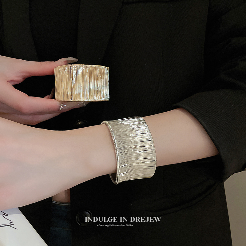 Exaggerated Wide Bracelet for Women 2026 New Popular Bracelet Light Luxury Niche Exquisite Arm Ring Jewelry Accessories