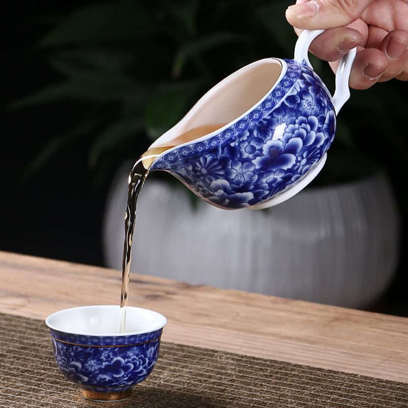 Haoyue blue and white porcelain high-grade gold tracing fair cup ceramic tea splitter large tea sea kung fu tea set tea ceremony spare parts