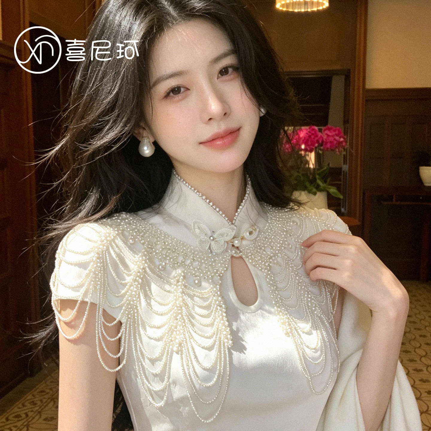 春夏の女性向け、中国風のフェイクパール入りクラウドショルダーショール。透かし彫りのタッセル付きで、伝統的な中国風チャイナドレスによく合う万能な重ね着アイテムです。