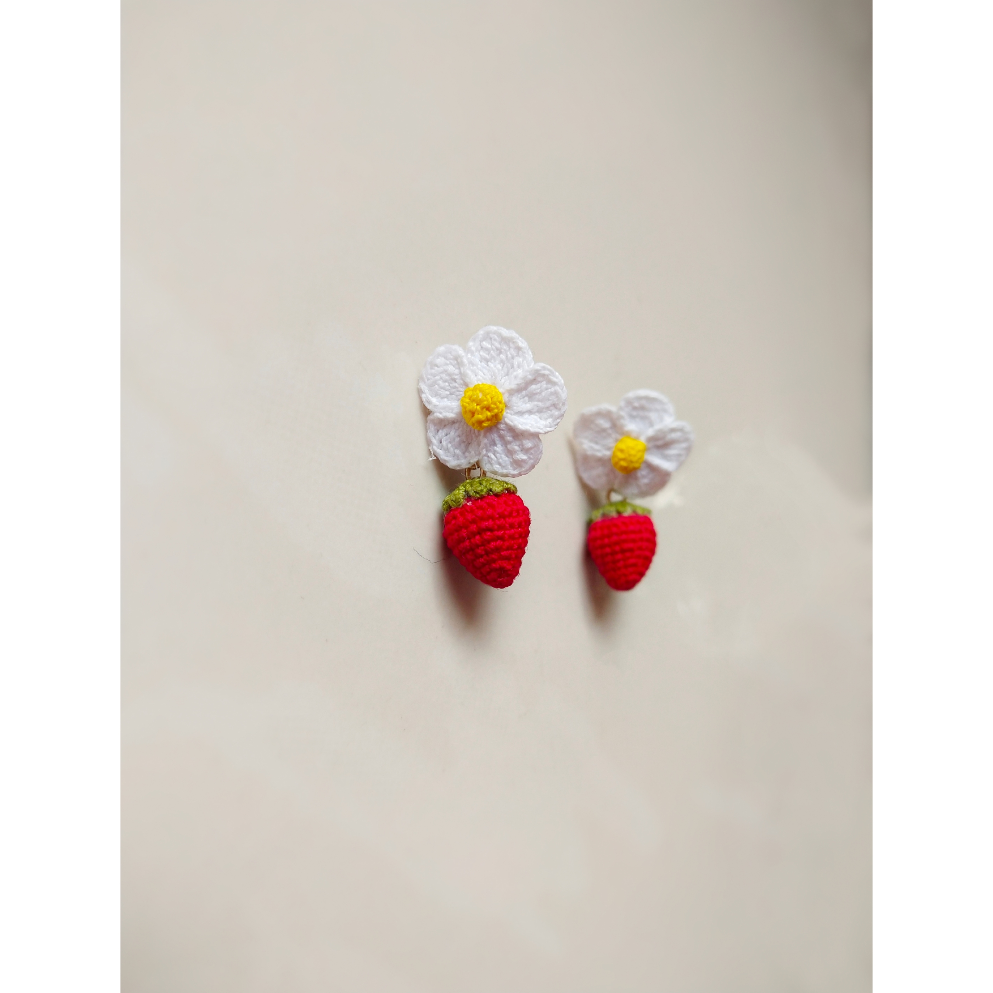 H meow handmade) crochet crochet lace thread micro crochet) cute sweet little strawberry ear pin earrings for gift giving