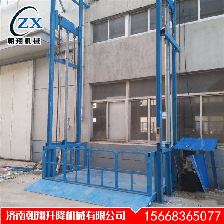 Hydraulic lift freight elevator