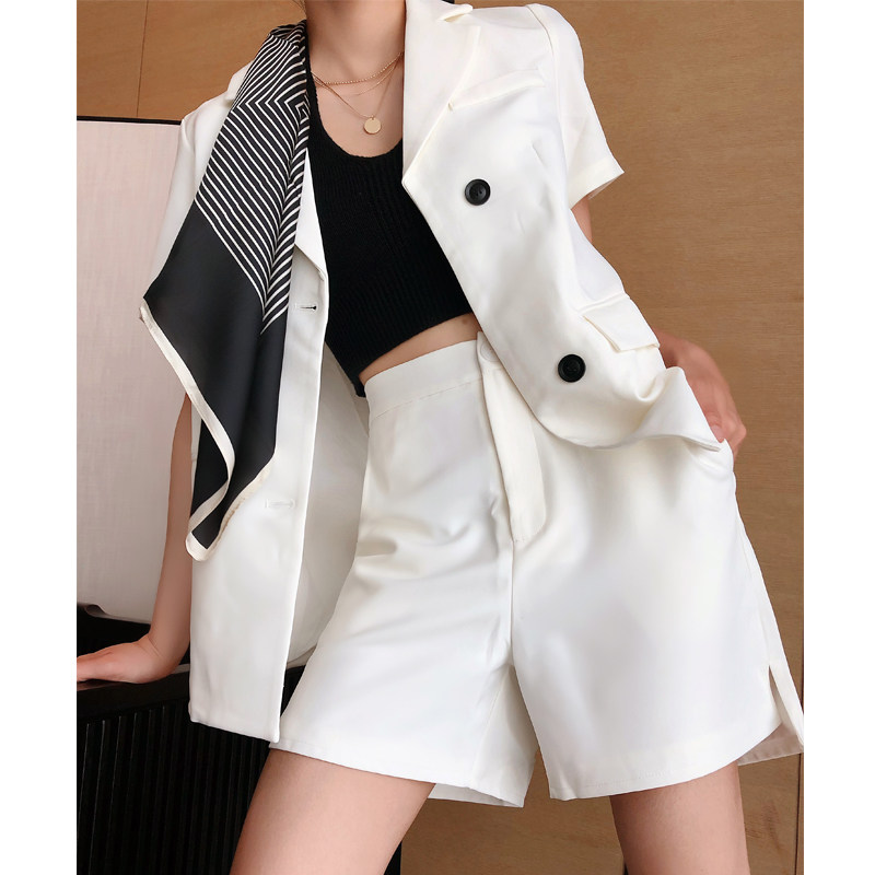 Fashion temperament goddess age Heben Wind Salt and Fashionable wind blowing street professional white suit woman