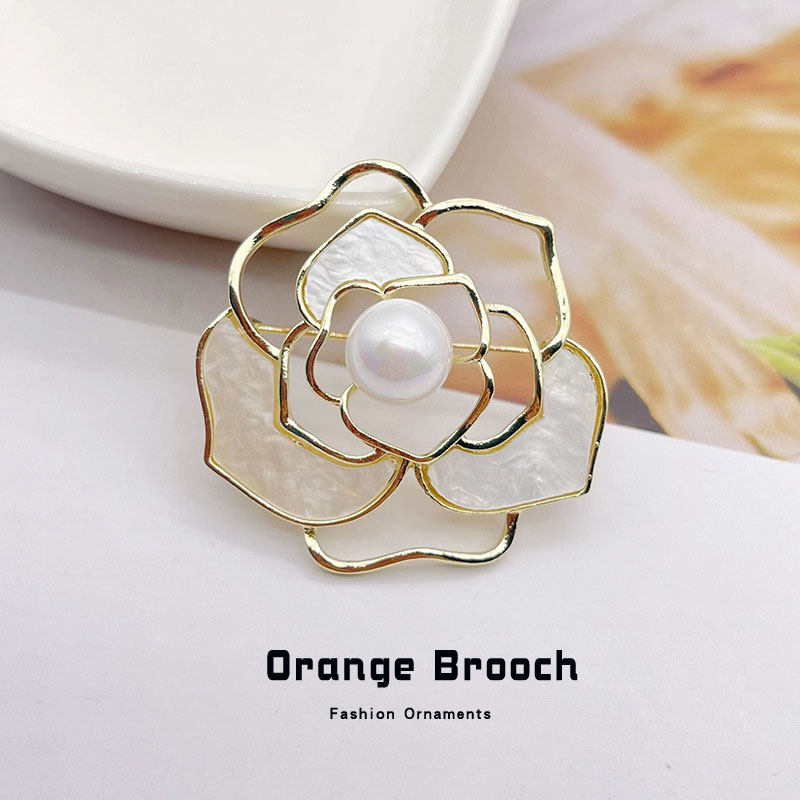 Luxurious and elegant Chanel-style high-end rose brooch for women, perfect for securing clothes or decorating coats.