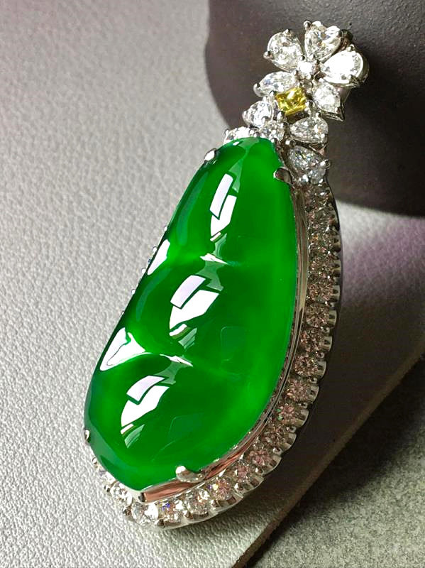 Natural Emerald A Fudou 18K Gold Inlaid Burmese Ice Seed Yang Green Jade Pendant Kidney Bean with Certificate