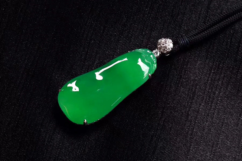 Ice full of green Burmese A goods emerald inlaid custom 18K pendant Guanyin Buddha Ruyi leaves Fugua egg noodles