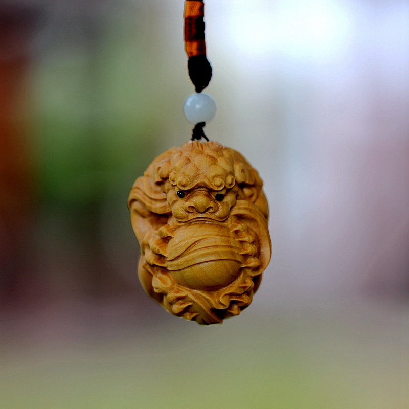 New wood carver disc yellow poplar pendant key clasp pendant leopard Handlebar Fitting man to play with his or her belongings