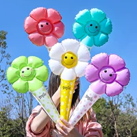 Интернет-знаменитость-Daisy держат 10 микс и спичечных палочек